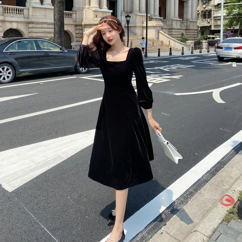

French retro velvet dress autumn temperament square neck close waist thin medium length Hepburn style small black