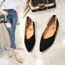 Тонкие туфли на плоской подошве; женская модная замшевая обувь с острым носком, украшенная жемчугом и цепочкой; сезон осень-лето; коллекция года