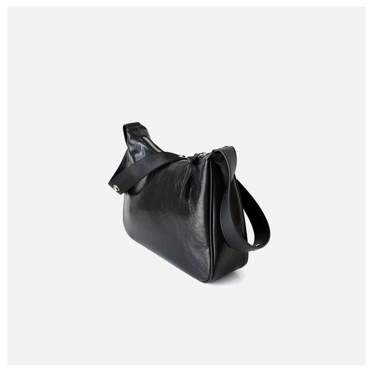 

AKAKCOCO Women bag 2019 New The first layer of oil wax leather hobo bag retro shoulder bag shoulder bag