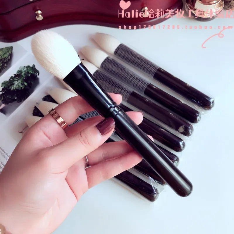 

Recommended by Bloggers High-grade Wool Fill Brush High Gloss Brush Blusher Brush Cosmetist's Cosmetic Tool A03 Medium