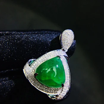 

Natural Emerald Pendant 18K Gold Inlaid Crystal Clean Moist And Beautiful Bright Color High-End Atmosphere Fashionable