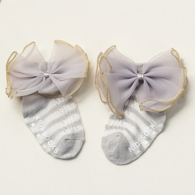 Летние дышащие нескользящие носки для новорожденных, тонкие хлопковые носки в сеточку с бантиком для девочек 0-24 месяцев, большой кружевной бант с жемчужинами для новорожденных - Цвет: gray strip lace