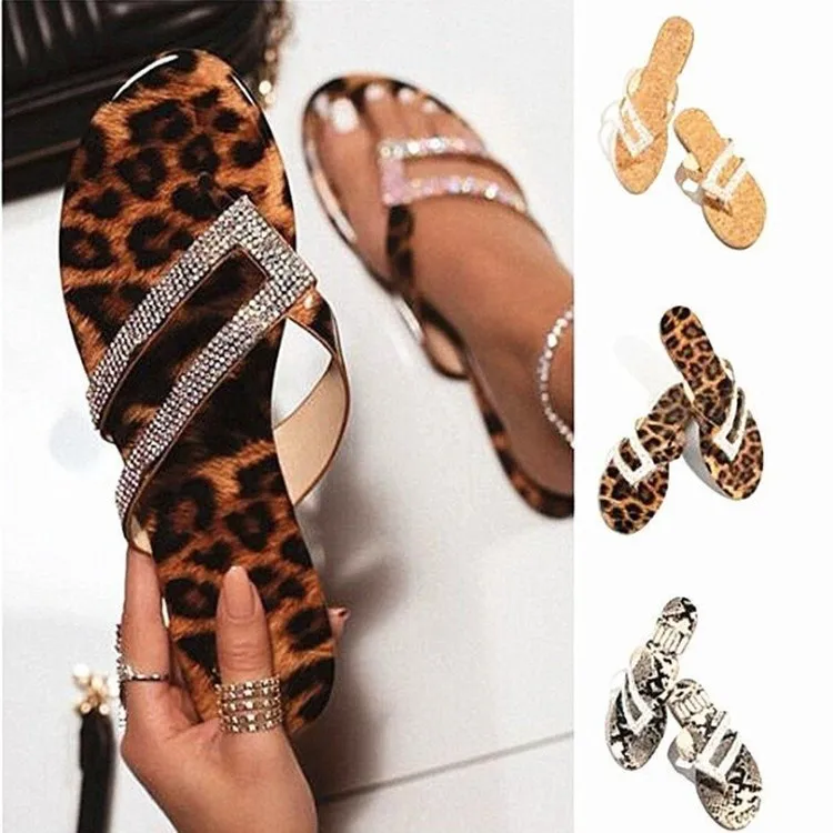 

Summer 2020 new flat bottom flip flops leopard pattern large size sandals and slippers female rhinestone clip toe sandals X188
