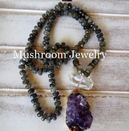 

Длинное женское ожерелье из Лабрадорита с кулоном из аметиста