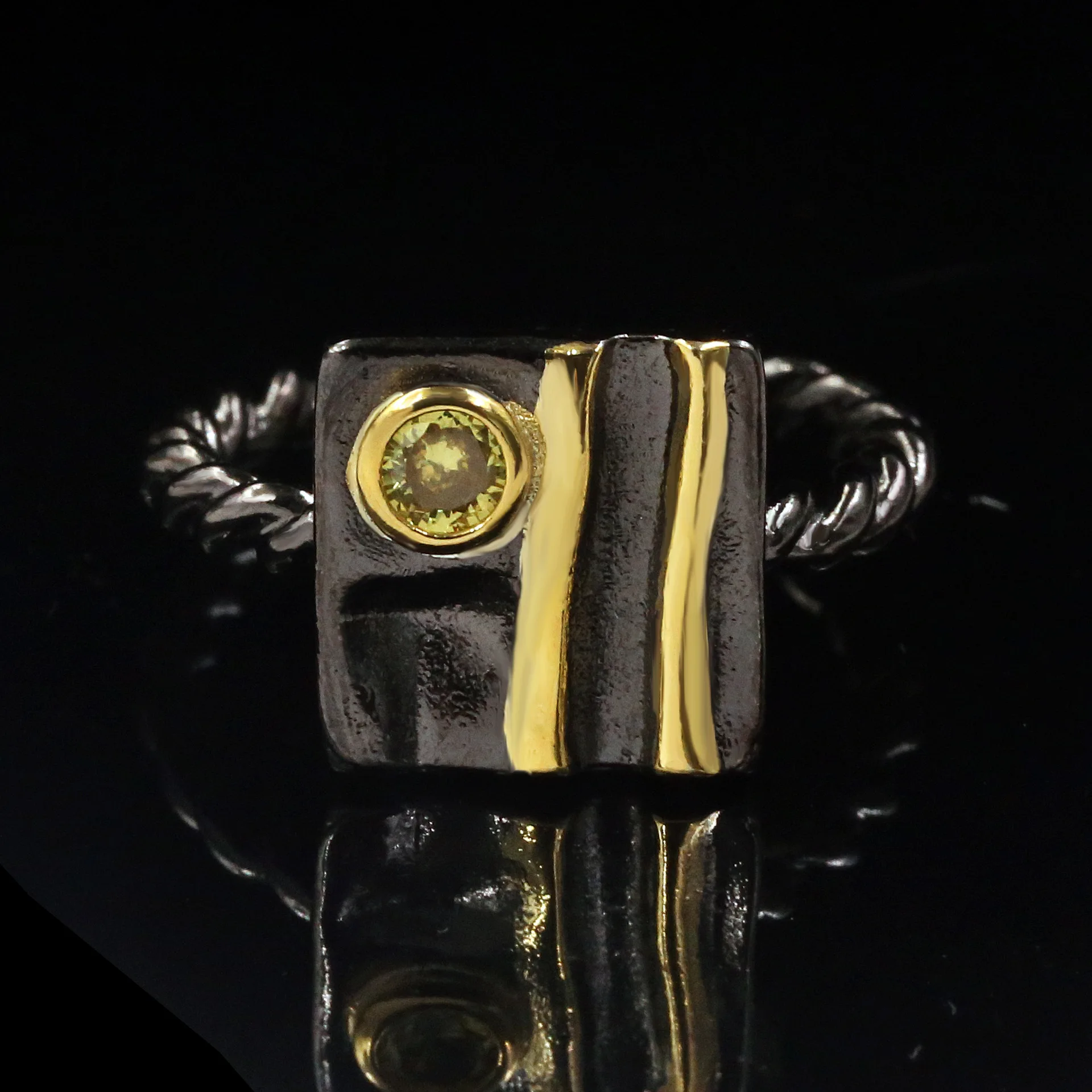 

Exquisite Ladies 925 Sterling Silver Two-tone Zircon Ring Geometric Green Zircon Black Gold Twist Ring Italian High Jewelry