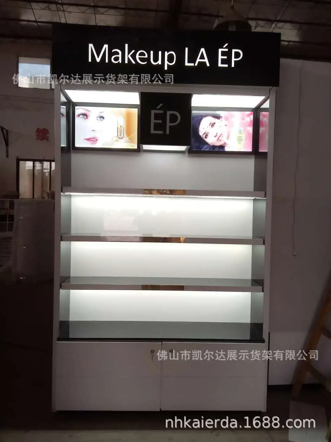 

Foshan Clothing Store Showing Stand for Men And Women Clothing Rack Combination Floor-type Island Shelf on Wall Frame