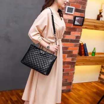 

2019 new autumn and winter fashion Lingge chain bagAAA029