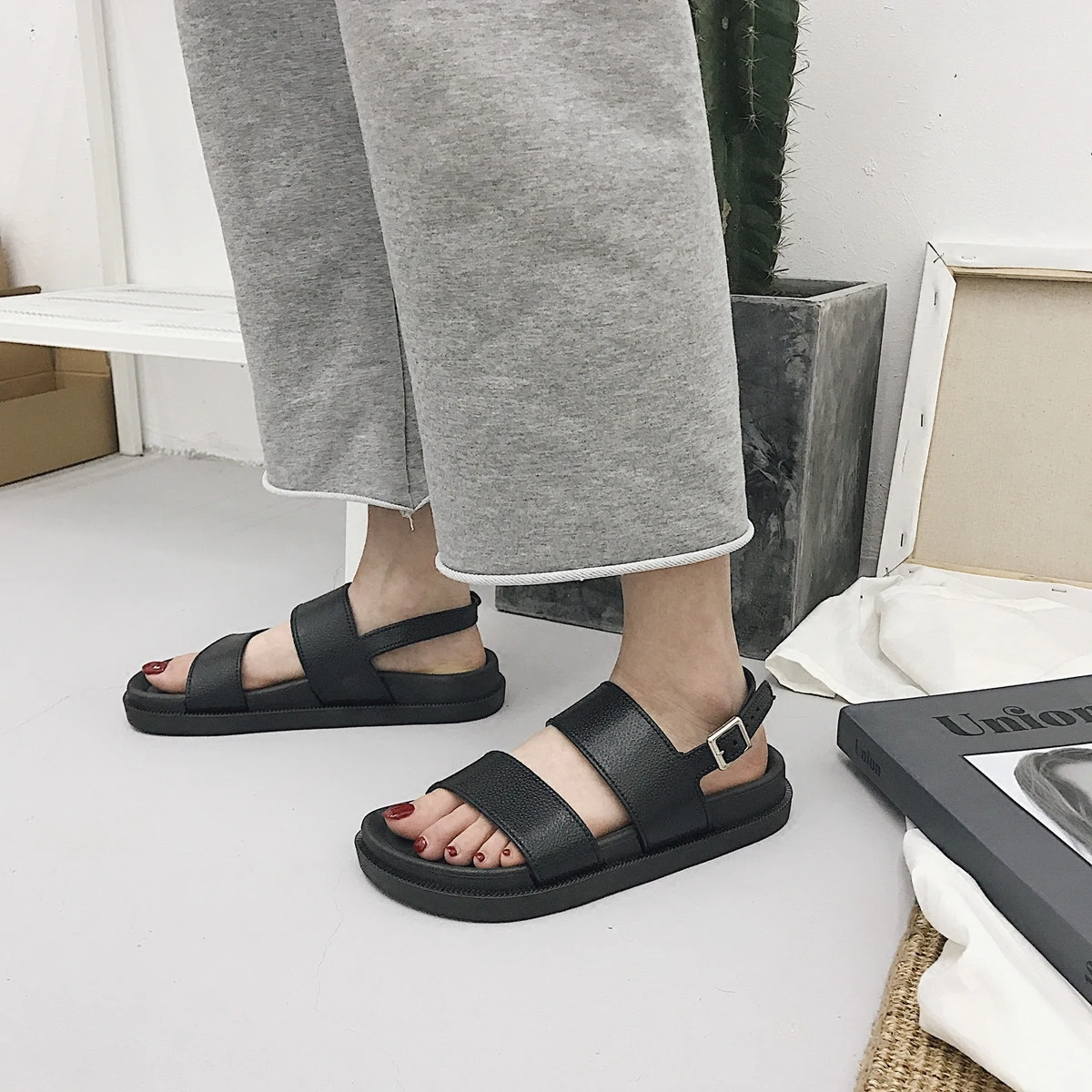 

2018 New Fshion Summer Women Shoes Rome Style Women Casual Sandals Solid Black Buckle Ladies Sandals Vintage Flats