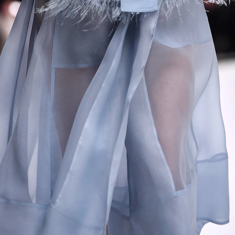 Женское подиумное платье из вуали длинное небесно голубого цвета с перьями весна