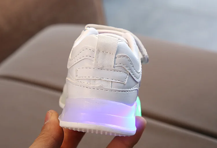 Светодиодный свет детская обувь для мальчиков и девочек светящаяся детская спортивная обувь Нескользящие мягкие Первые Прогулки Кроссовки для новорождённых