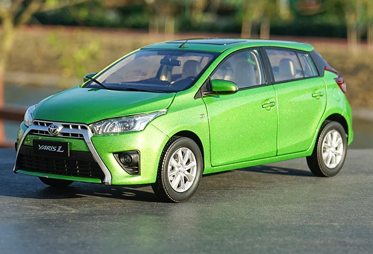 Авторизованный завод 1:18 Toyata Yaris L модель автомобиля, классические модели игрушечных автомобилей для подарка, коллекция - Цвет: Red