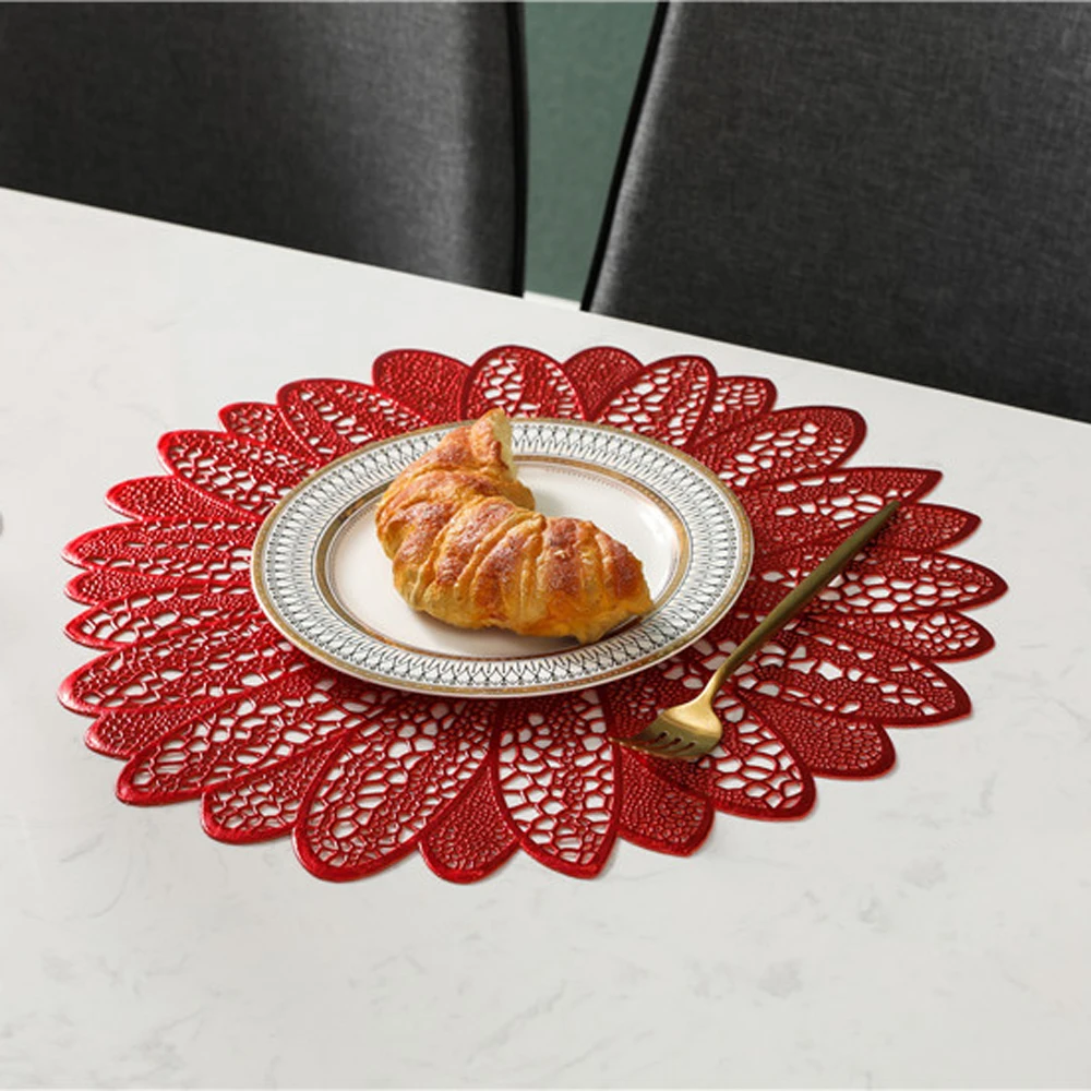 B Thicken PVC Material Placemat Hollowed Gold Stamping Placemat Flowers Shape Unique Placemat For Home Decor Dining Table - Цвет: B