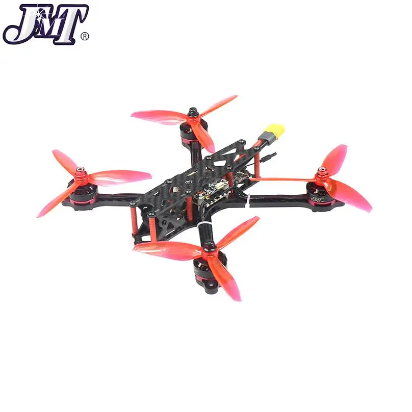 Pilote utilisant une radiocommande avec le Drone FPV CineLog 35 Lite4 RTF Kit en arrière-plan.