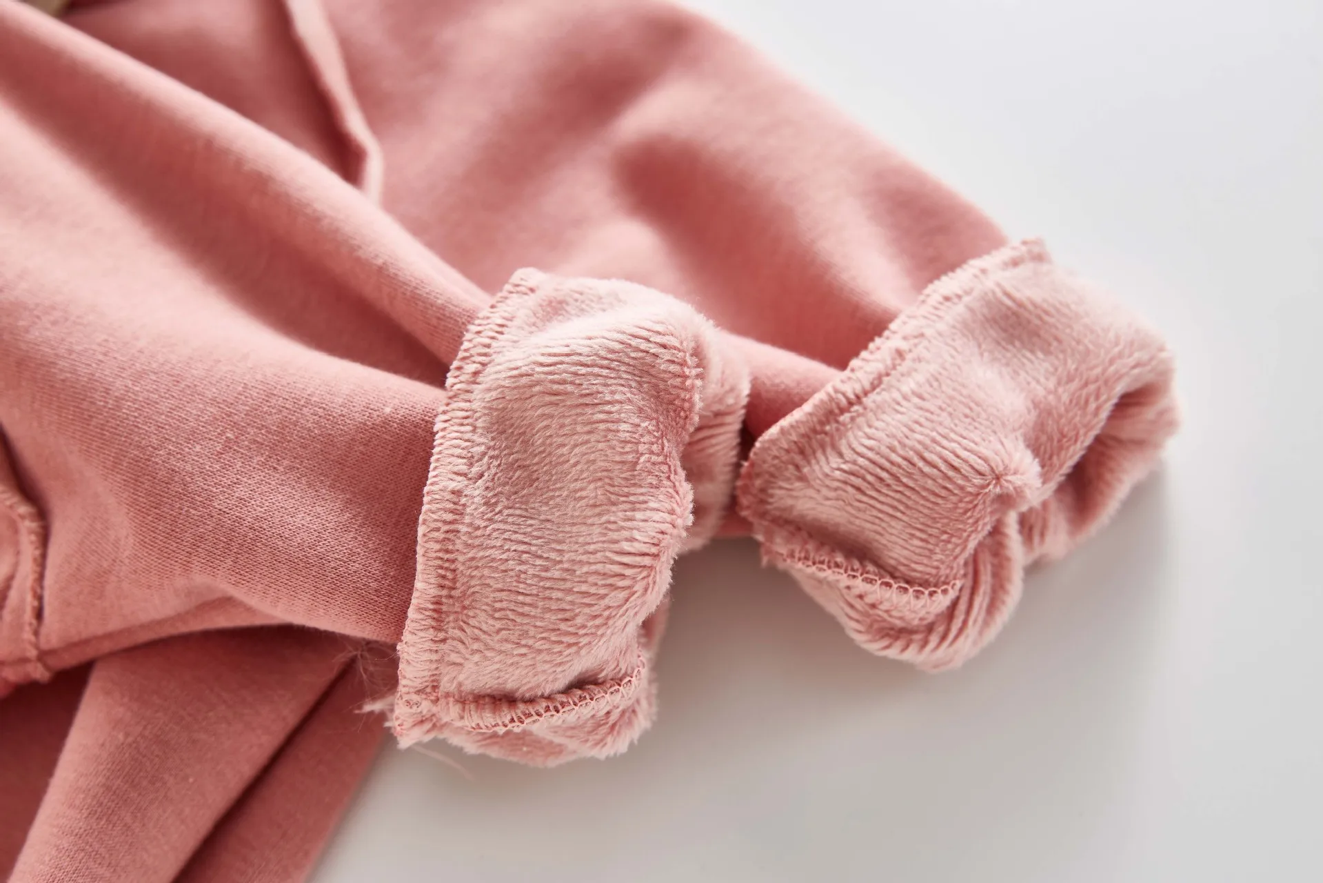 Новинка; зимний комбинезон для маленьких мальчиков; утепленный бархатный Свободный комбинезон с принтом медвежонка и ушками; комбинезон с капюшоном; одежда для маленьких девочек