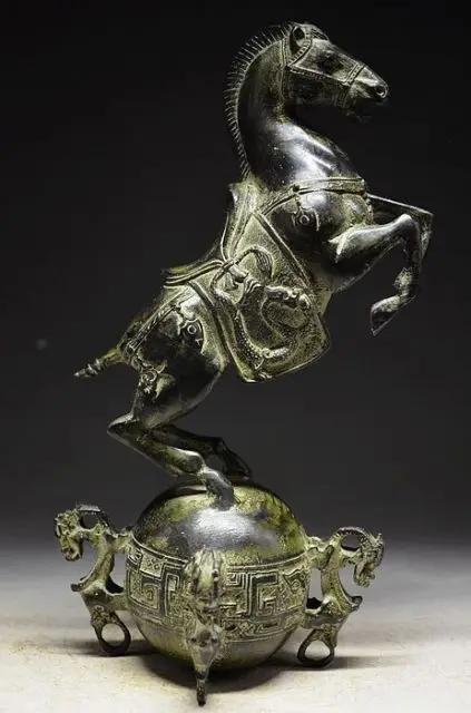 Китайская Бронзовая лошадь стоящая на мяче и с QING Mark бронзовые украшения для сада