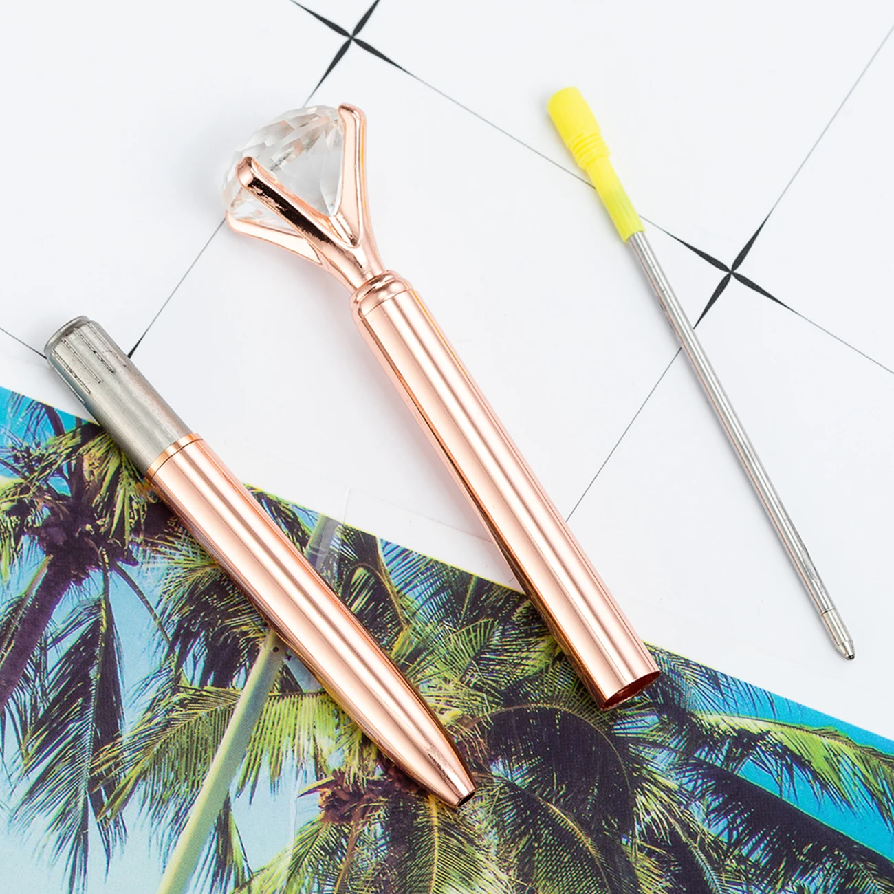 Рисунок 4 - шариковые ручки с кристаллами