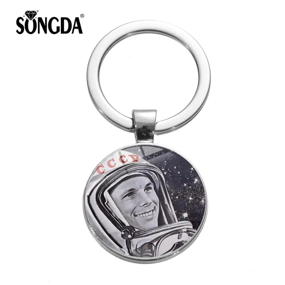 

SONGDA Retro CCCP USSR Soviet Space Hero Astronaut Gagarin Keychain International Day of Human Space Flight Russia Souvenir Gift