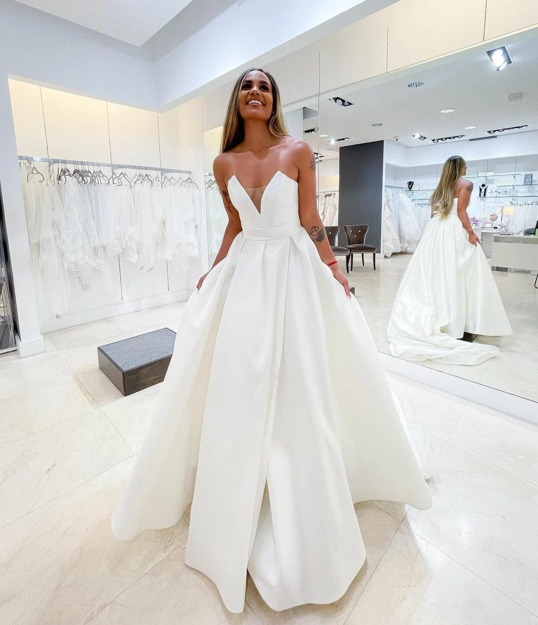 

Long V-Neck Sexy Satin Wedding Dresses with Pockets Ivory Lace Up Back Floor Length Robes De Mariée Bridal Gown For Women