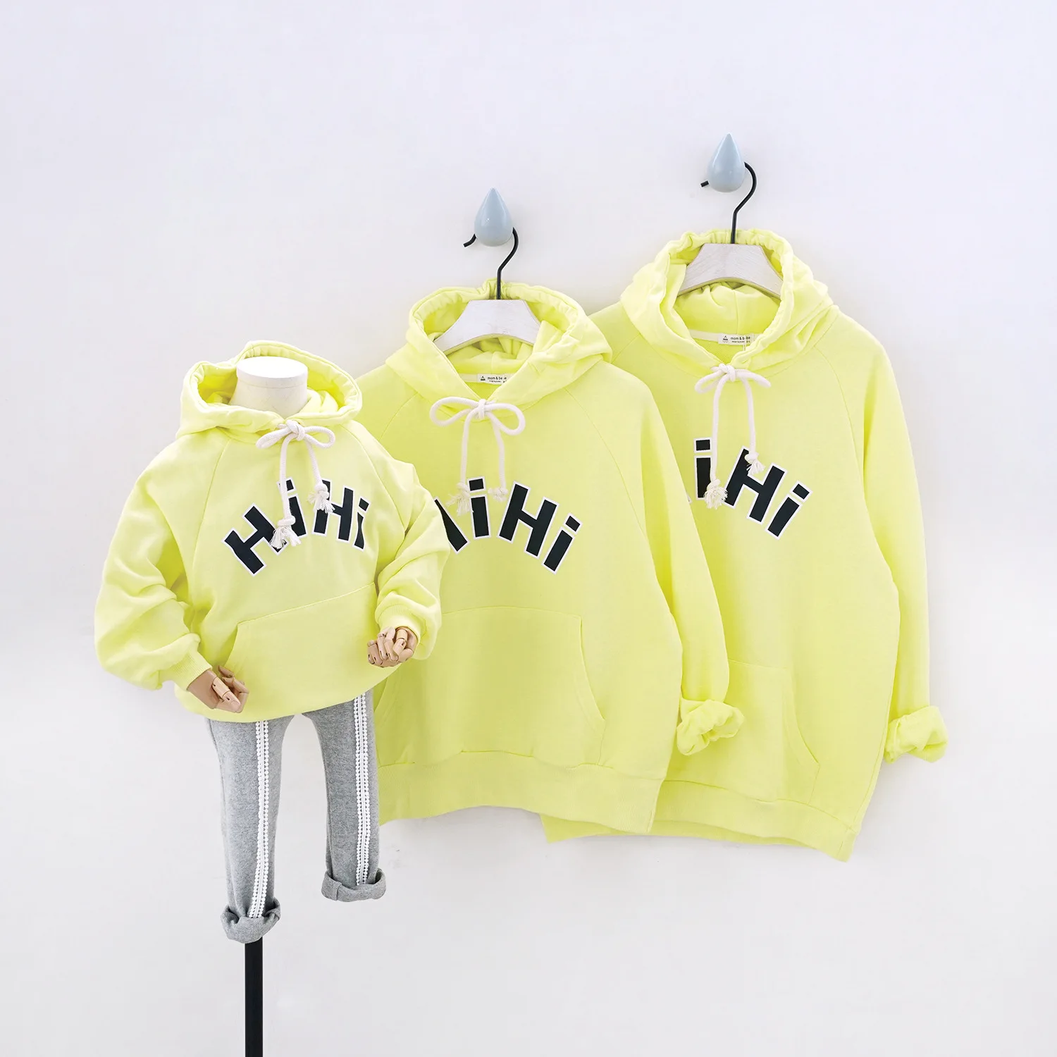 Осень Новое поступление Модные одинаковые комплекты для семьи HI Марка new fashion HI Street одежда с капюшоном Кофты семья из трех человек толстовки с карманами, детская одежда
