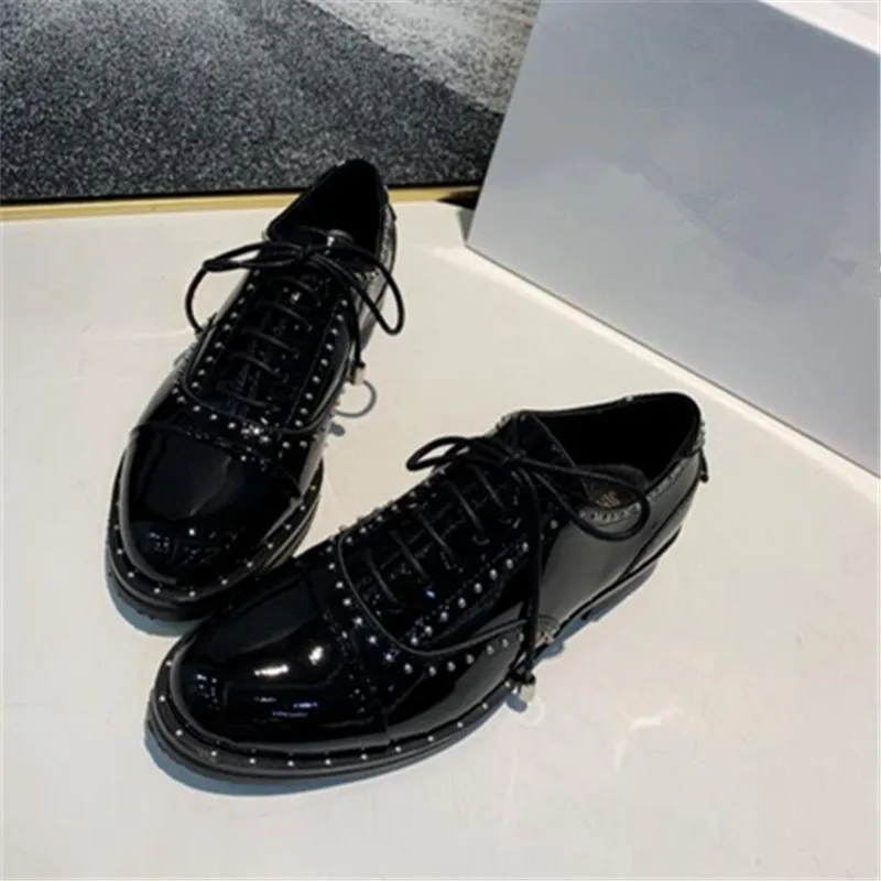 Zapatos De Mujer; женская обувь на плоской подошве; женская обувь с заклепками; женская обувь на плоской подошве со шнуровкой; chaussures femme; лакированная кожа; sapato feminino