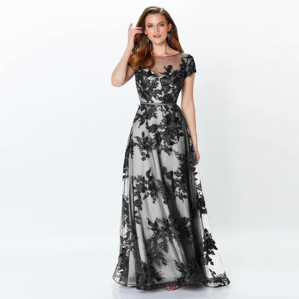 

2020 Latest Charming Black Lace Mother of the Bride Dresses With Short Sleeves Illusion Boat Neck A Line Mother of Groom Gowns
