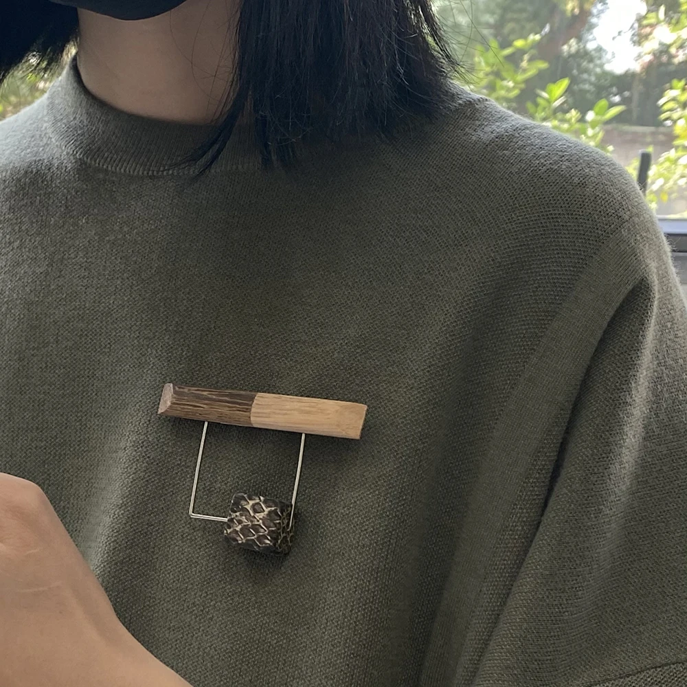 

Amorita boutique Simple style wood brooch