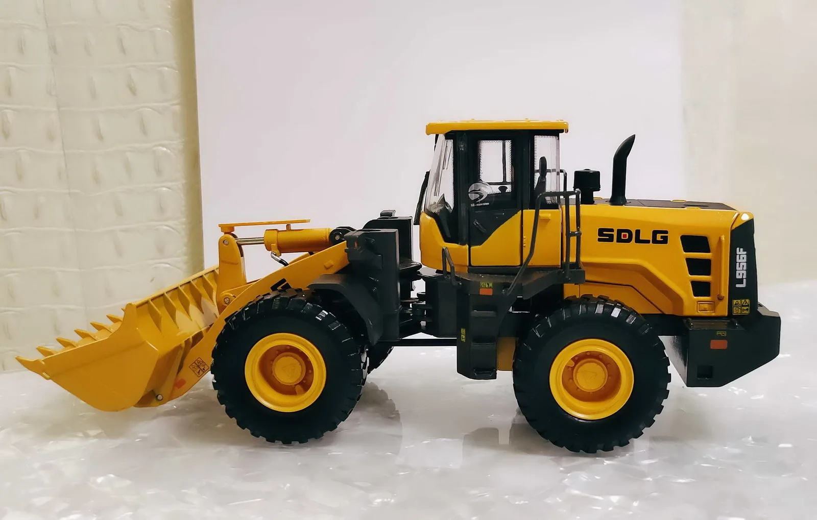 

1/35 Scale SDLG L956F Wheel Loader DieCast Model Collection Toy Gift