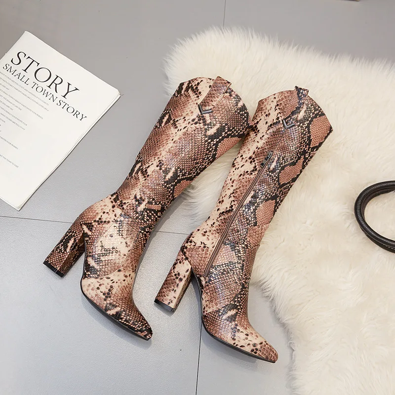 2019 г. Весна-осень новые женские ботинки со змеиным узором и до середины икры с