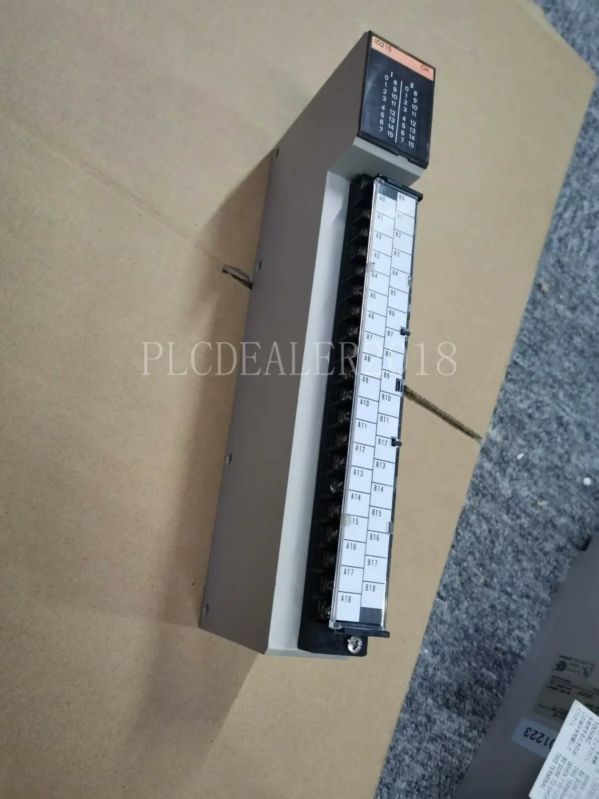 В коробке Omron 3G2A5-ID215 3G2A5ID215 входной модуль