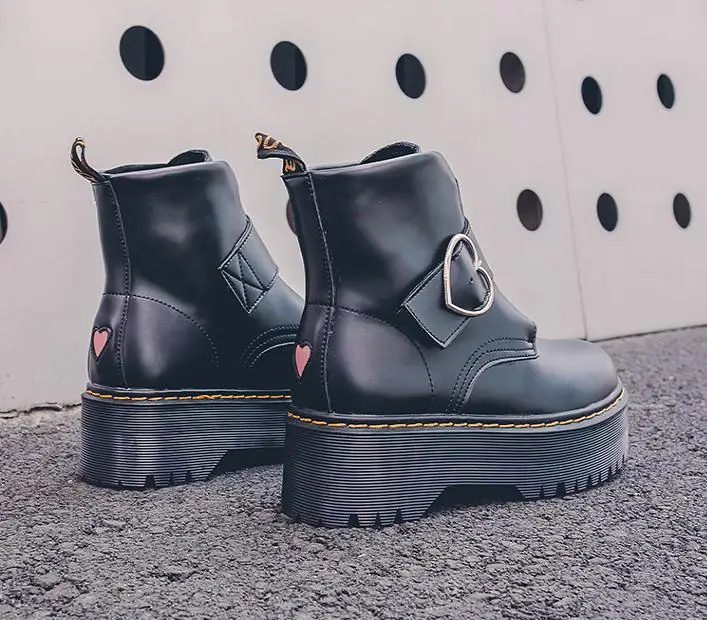 Autumn and Winter Women's Motorcycle Boots, Round Heels and Heart-shaped Combat Shoes, Comfortable New Style, 2021