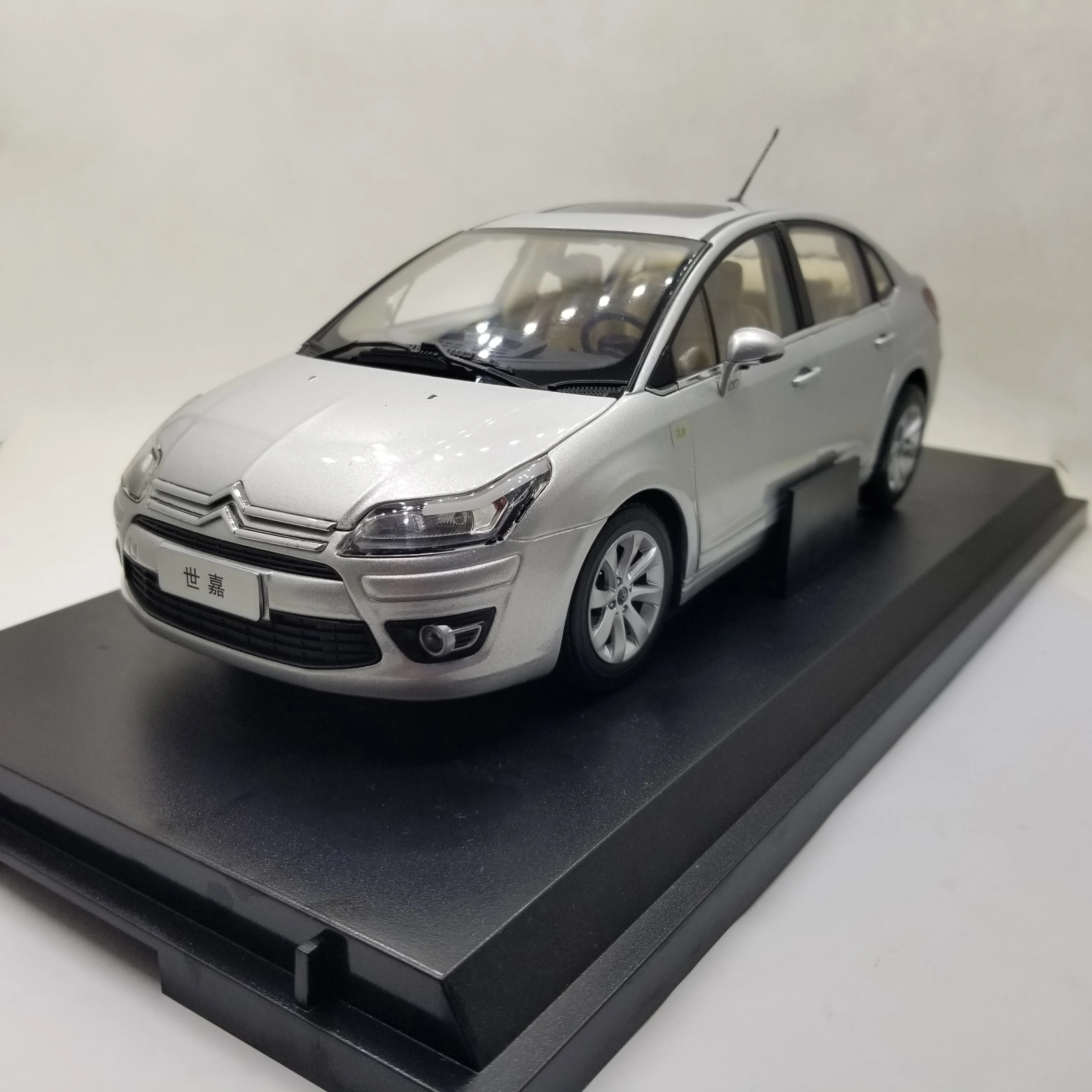 

1:18 Diecast Model for Citroen C-Quatre 2009 Silver Sedan (Paint defect) Alloy Toy Car Miniature Collection Gift Sega