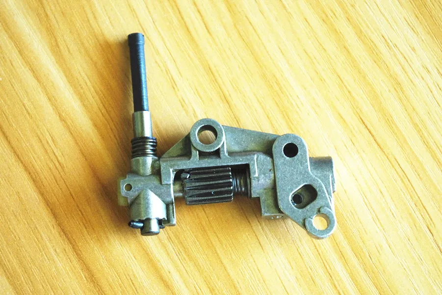 Oil Pump Assembly for Shindaiwa 488 490 575 577 695 Chainsaw Oiler Pump