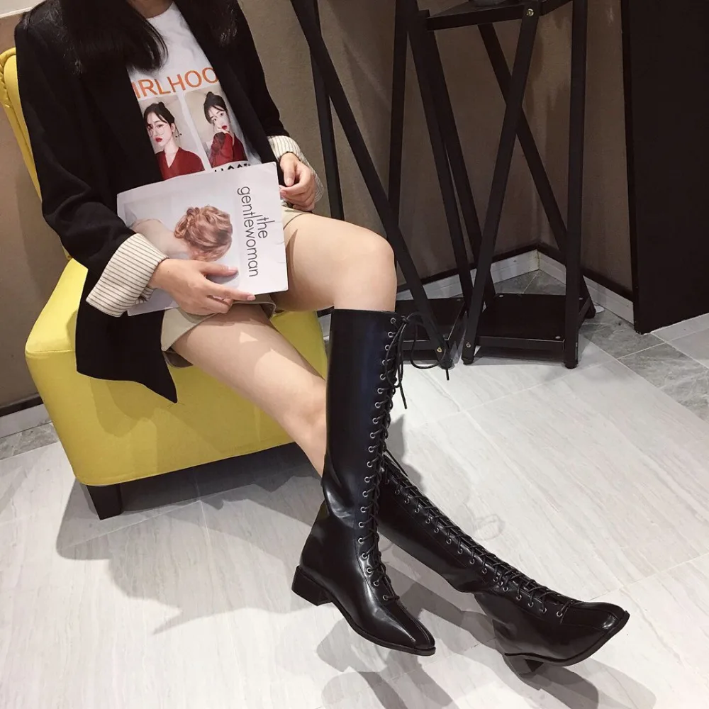 Женские ботинки на не сужающемся книзу массивном каблуке; коллекция года; Брендовая женская обувь; пикантные женские сапоги до бедра на молнии, со шнуровкой, на высоком каблуке; модная женская обувь средней высоты