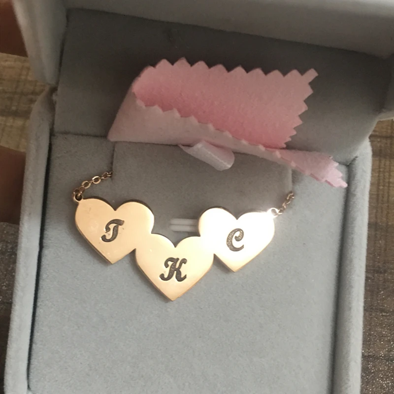 Романтическое ожерелье с тремя сердечками, заказное имя, инициалы, буквы, кулон, ожерелье, персонализированные ювелирные изделия из нержавеющей стали с гравировкой, подарки