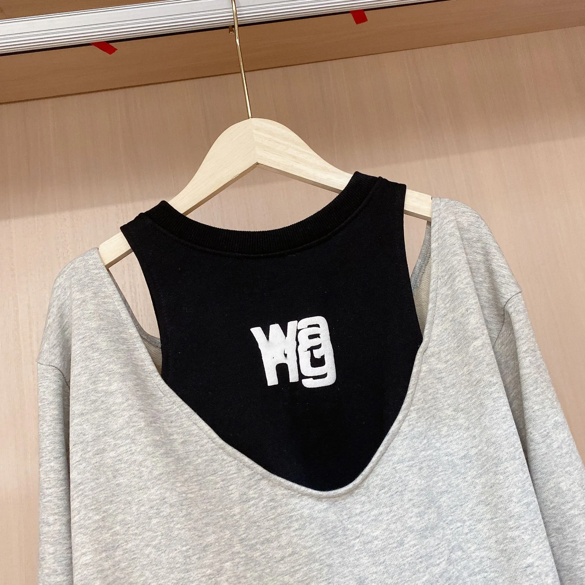 2021 New Style Strapless Letters Long-Sleeved Women's T-Shirt Early Autumn Style Stitching Fake Two-Piece Sweater Loose Top B021 vintage tees