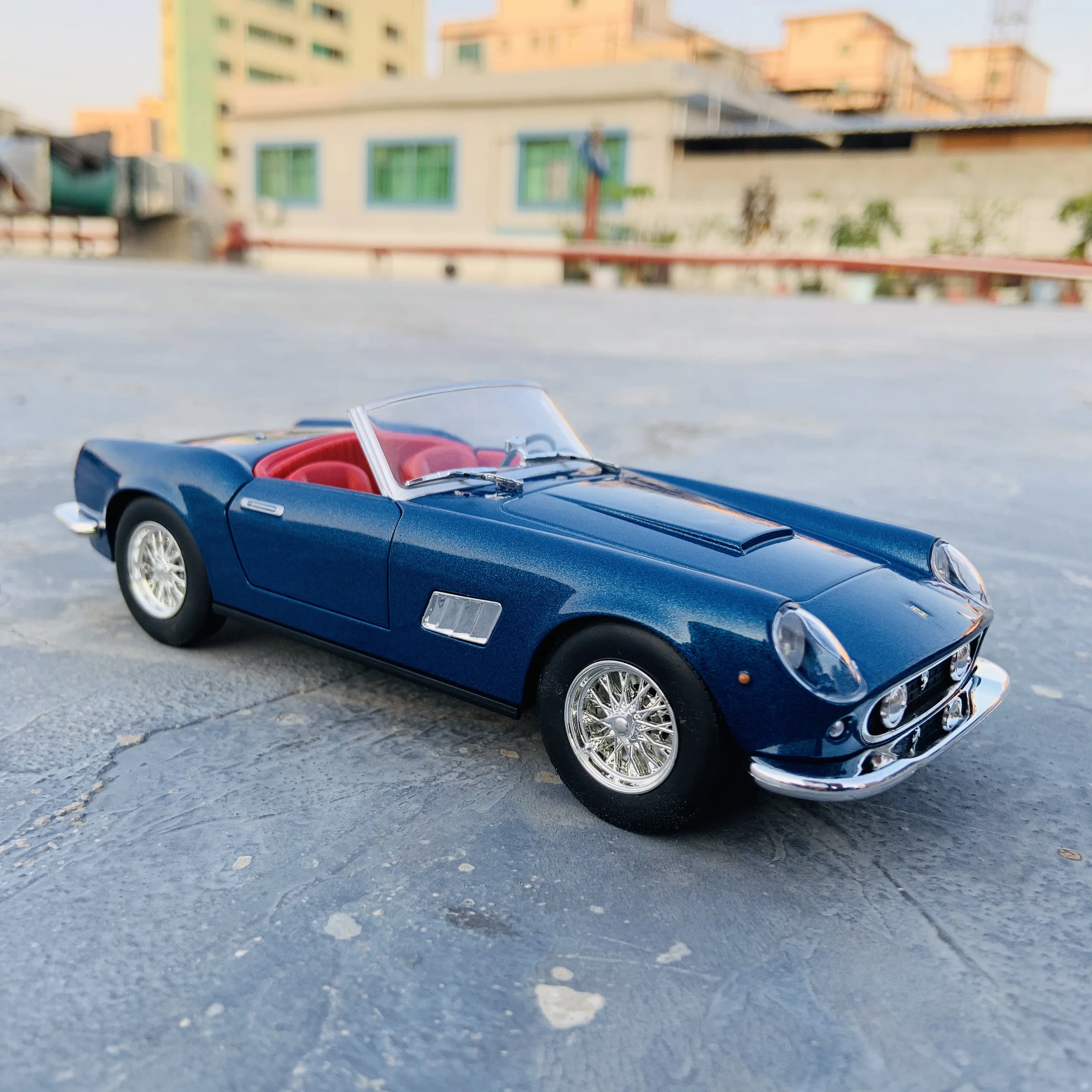 Bburago коллекция Ferrari 250GT 1:24 от производителя Авторизованная модель автомобиля из