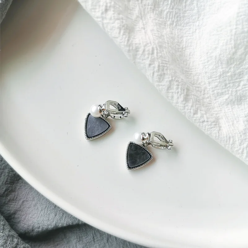grey clip earring Простая матовая красная сердечная форма клипсы на серьге без необходимости прокола маленький серый треугольник без проколов уши Отверстие клип серьги - Окраска металла: grey clip earring