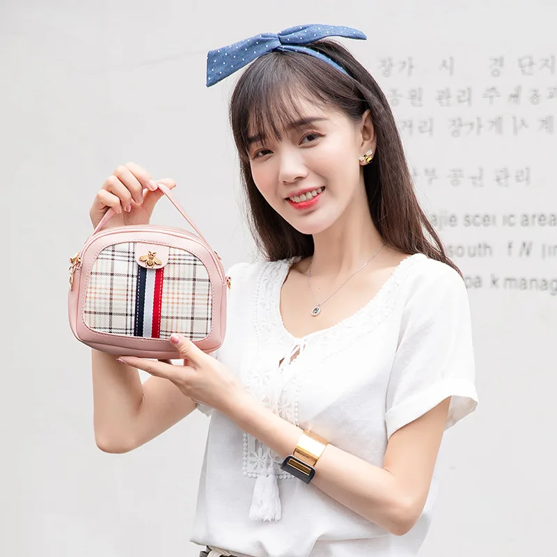 

Bag Women's 2019 New Style Contrast Color Hand Square Sling Bag Pattern Bees Mobile Phone Bag Square Sling Bag