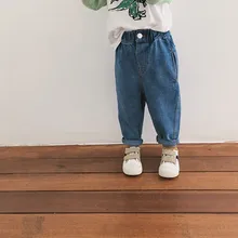 Детские джинсовые штаны унисекс г. Новые осенние свободные джинсы в Корейском стиле для маленьких мальчиков и девочек шикарные Повседневные детские брюки