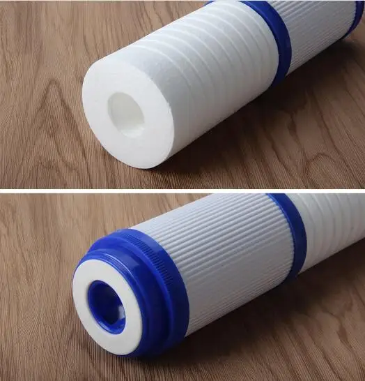 Cartouche filtrante double effet sédiments et charbon actif 10 pouces installée dans un porte-cartouche transparent, eau filtrée s'écoulant.