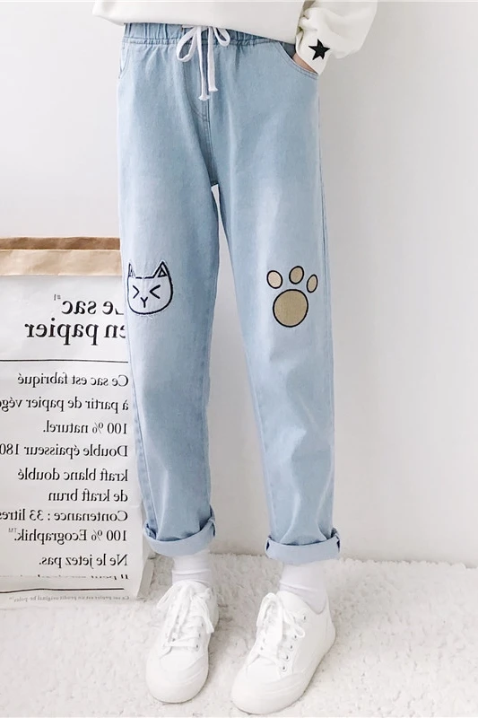 Милые джинсы с вышивкой кота из мультфильма для молодых девушек; сезон осень; Новинка; японские прямые брюки с высокой талией; Kawaii; брюки для студентов; студенческий стиль