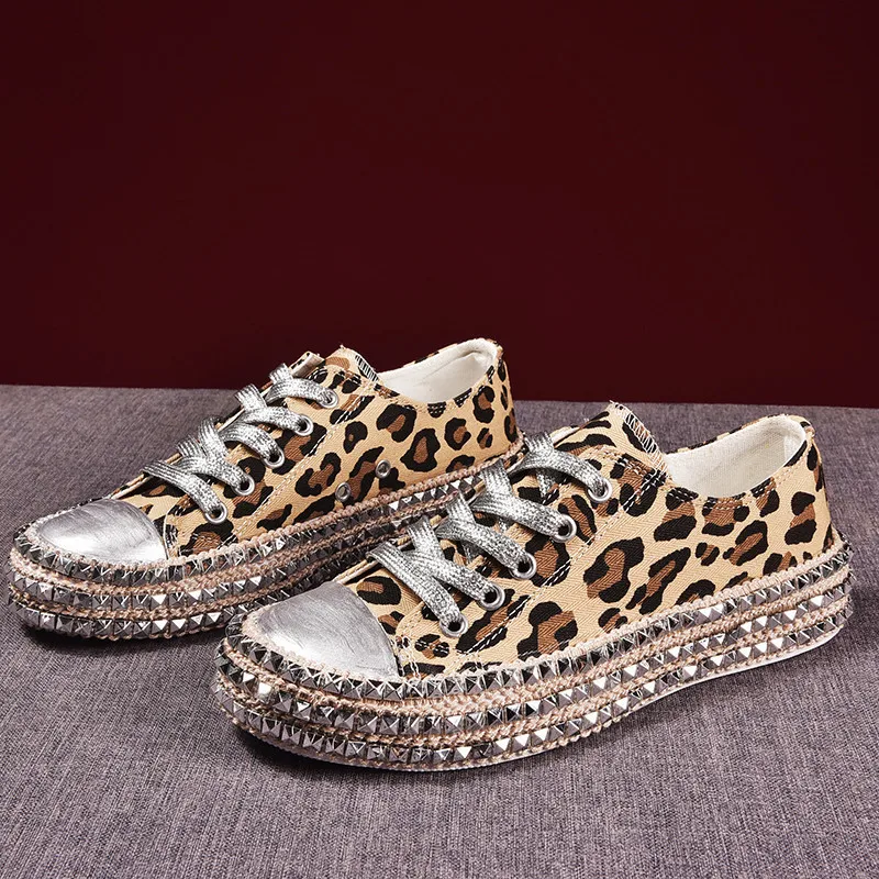 Женские кроссовки; пикантные Модные женские парусиновые туфли с леопардовым принтом и заклепками; корейские кроссовки на шнуровке для отдыха; basket Femme - Цвет: Leopard2