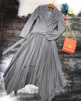 

V-neck pleated trials of new fund of 2020 autumn winters is knitted dress