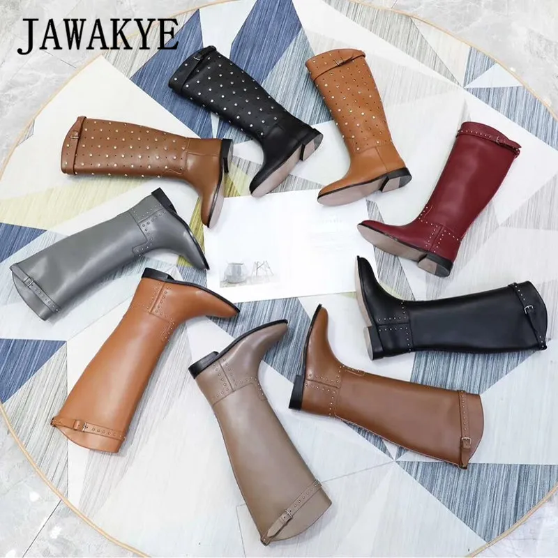 JAWAKYE/высокие сапоги до колена на плоской подошве с шипами; женская зимняя обувь с ремешком и пряжкой; цвет коричневый, черный; женские кожаные рыцарские сапоги для верховой езды