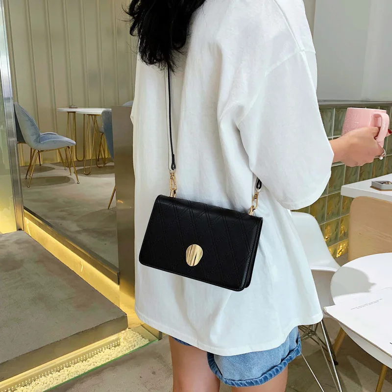 

Ins popular summer silk scarf small party bagsleek and versatile chain female version of the new 2019 is a small package bag