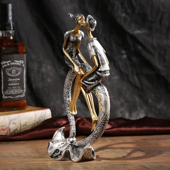 

Resin Kiss Couple Figurine Handcarfts Lovers Statue Heart Shaped Design Wedding Decoration Home Office Desktop Elegant Crafts