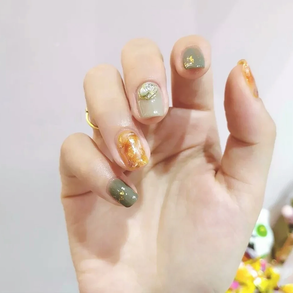 Gold Leaf Flakes for Nail Decorations Gliding Arts Crafts Painting Gold Foil Fragments Craft Paper Pieces 3g/Bottle gold leaf flakes