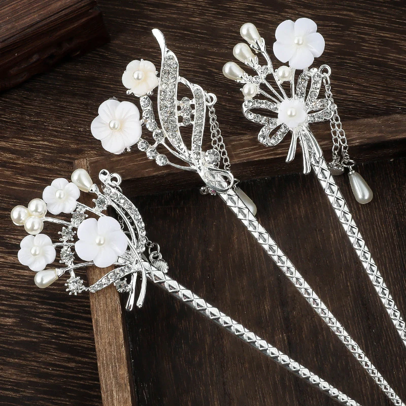 Barrette à cheveux comportant une tige en métal doré, avec à chaque