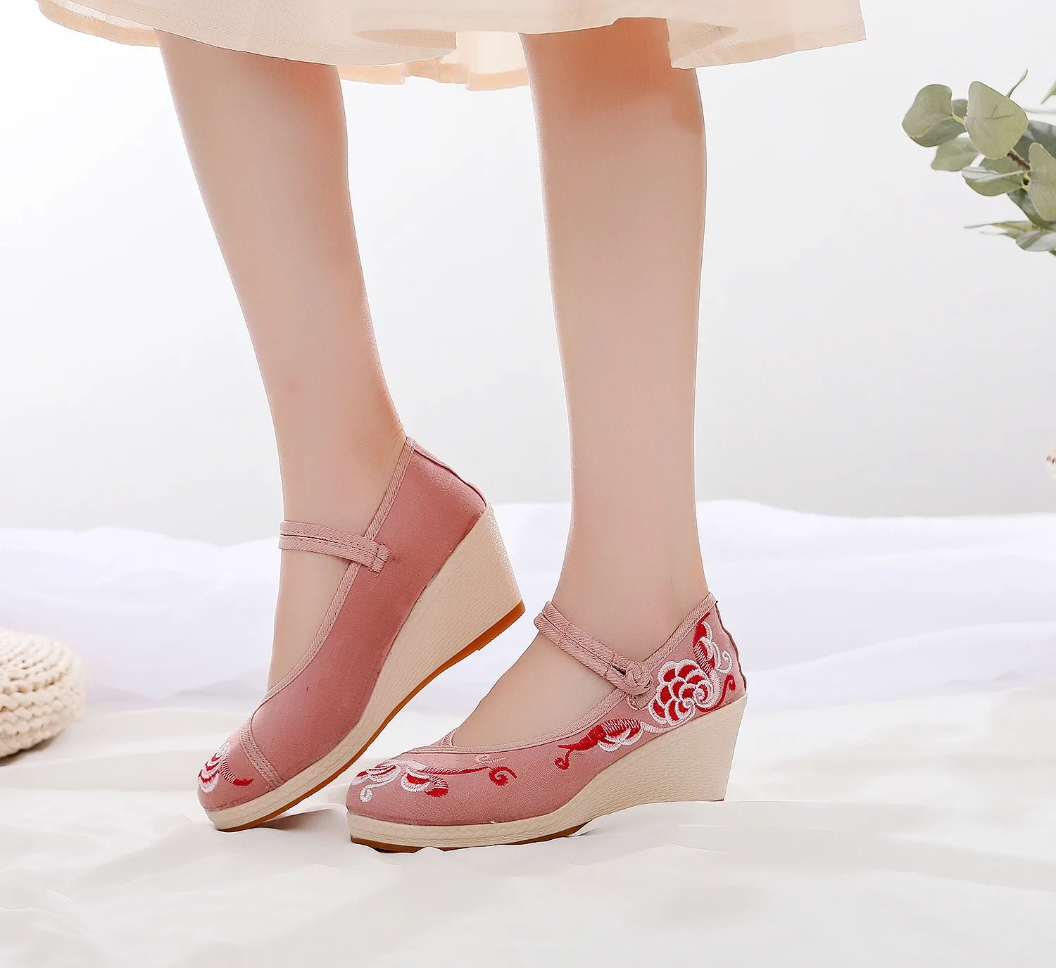 

Claustrophobia Old Beijing po gen bu Shoes Shallow Mouth Embroidered Shoes National Wind Single Shoes Antique Style Chinese Clot