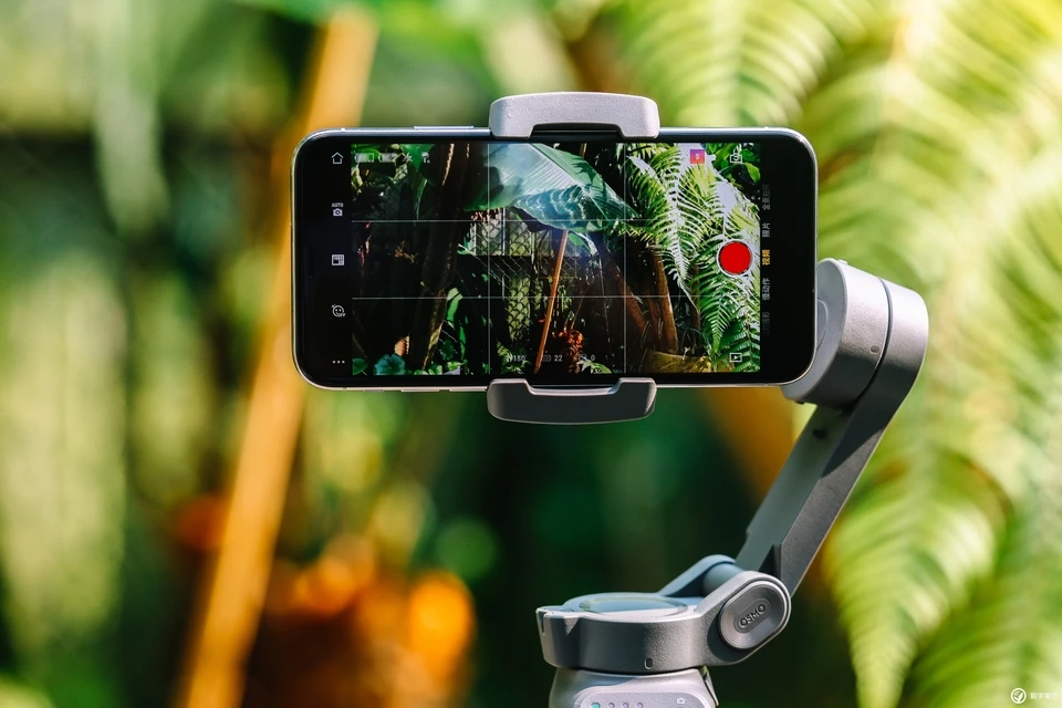DJI Osmo Mobile 3 Combo 3-осевой Ручной Стабилизатор для смартфонов с интеллектуальными функциями, обеспечивающими стабильный